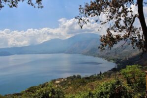lake-4244771_1920 growth forecast for El Salvador
